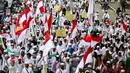 Massa aksi damai 4 November mulai bergerak menuju Masjid Istiqlal, Jakarta Pusat, yang dijadikan titik kumpul, Jumat (4/11). Mayoritas demonstran tampak menggunakan pakaian berwarna putih dan membawa berbagai bendera. (Liputan6.com/Faizal Fanani)