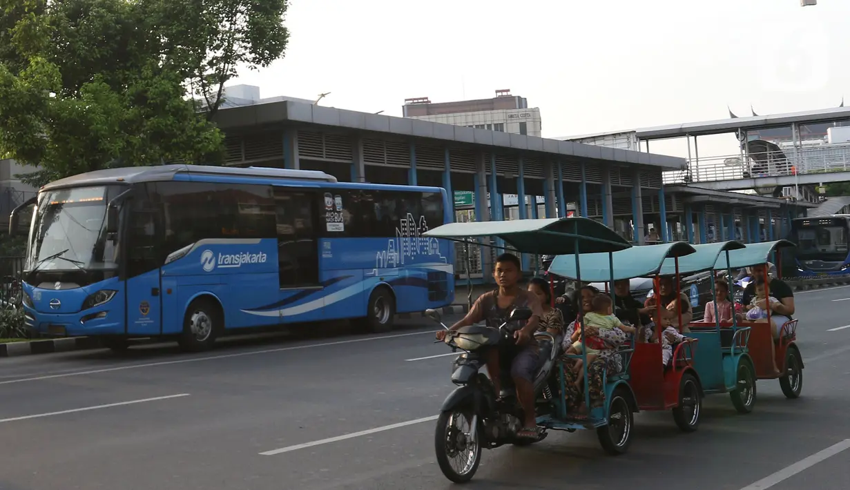 Warga menaiki Motor odong-odong melintasi kawasan Matraman, Jakarta, Rabu (23/10/2019). Dinas Perhubungan DKI Jakarta bakal menggelar operasi untuk menertibkan odong-odong yang sering dinaiki anak kecil karena alasan keselamatan. (Liputan6.com/Herman Zakharia)
