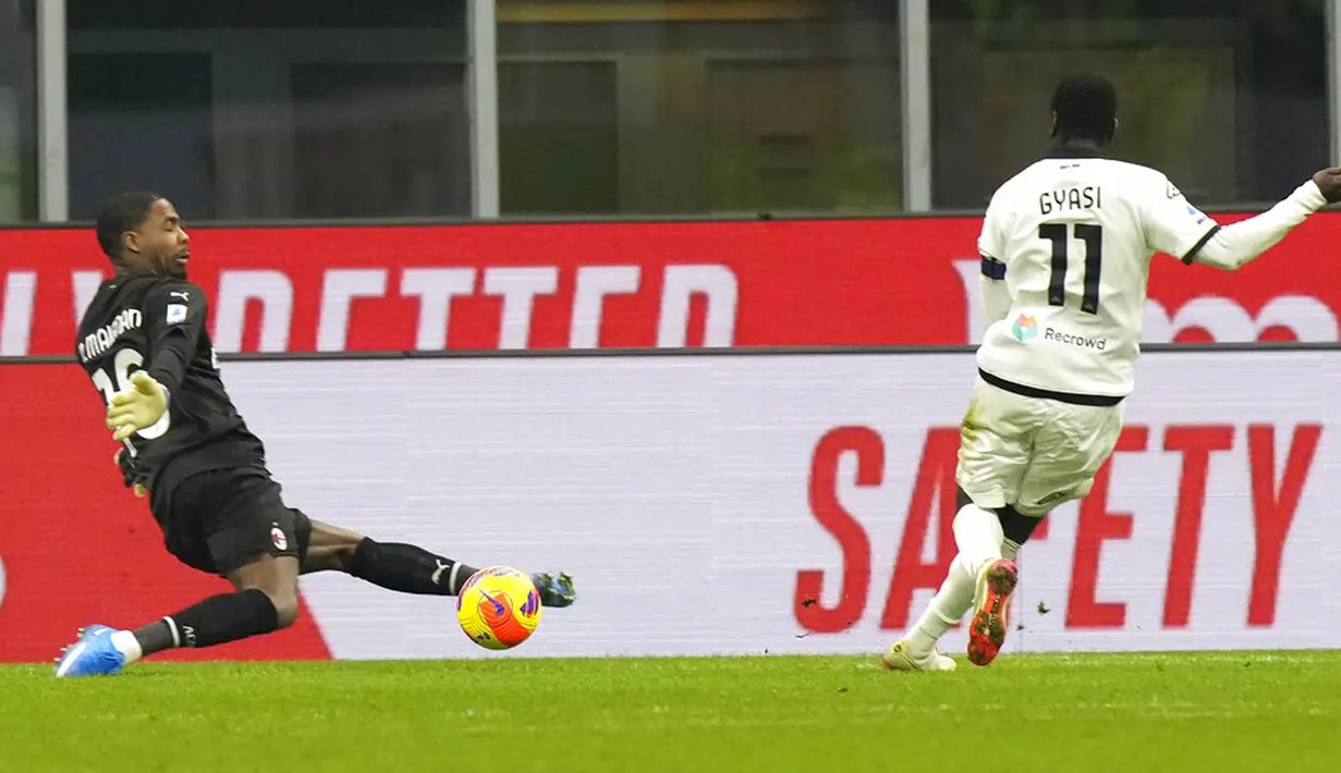 Pemain Spezia Emmanuel Gyasi mencetak gol ke gawang Milan pada pertandingan sepak bola Liga Italia di Stadion San Siro, Milan, Italia, 17 Januari 2022. AC Milan kalah 1-2. (AP Photo/Luca Bruno)