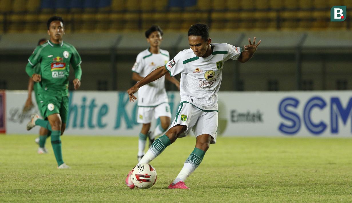 Lewat Marselino Ferdinan pada menit ke-5, Persebaya Surabaya hampir saja mencetak gol ke gawang PS Sleman lewat skema sepak pojok. (Foto: Bola.com/Ikhwan Yanuar)