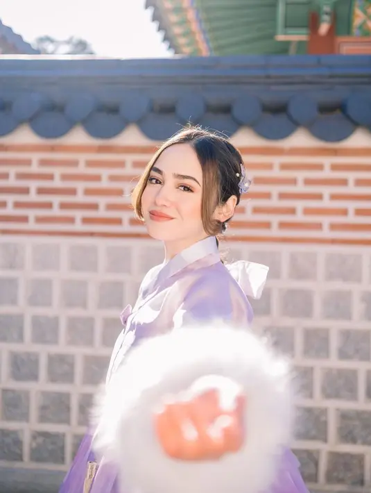 Cantiknya Syifa Hadju bak putri raja pakai hanbok bernuansa pastel, dengan riasan merah muda yang sangat pas di kulit putihnya dan gaya rambut super manis yang pas. [Foto: Instagram/syifahadju]