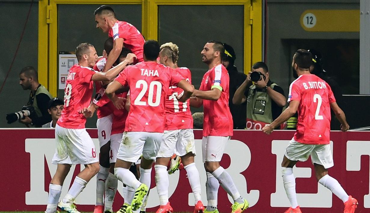 Pemain Hapoel Beer-Sheva merayakan gol ke gawang Inter Milan pada laga Grup K Liga Europa di Giuseppe Meazza, Milan, Jumat (16/9/2016) dini hari WIB. (AFP/Giuseppe Cacace) 