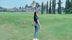Pemilik nama lengkap Michelle Ziudith Waselly ini tampil sporty saat main golf. Ia terlihat menikmati bermain golf di lapangan. Kesukaannya pada golf ini membuat Michelle sering unggah foto saat ia bermain golf dan postingannya selalu tuai pujian dari netizen. (Liputan6.com/IG/@michelleziu)