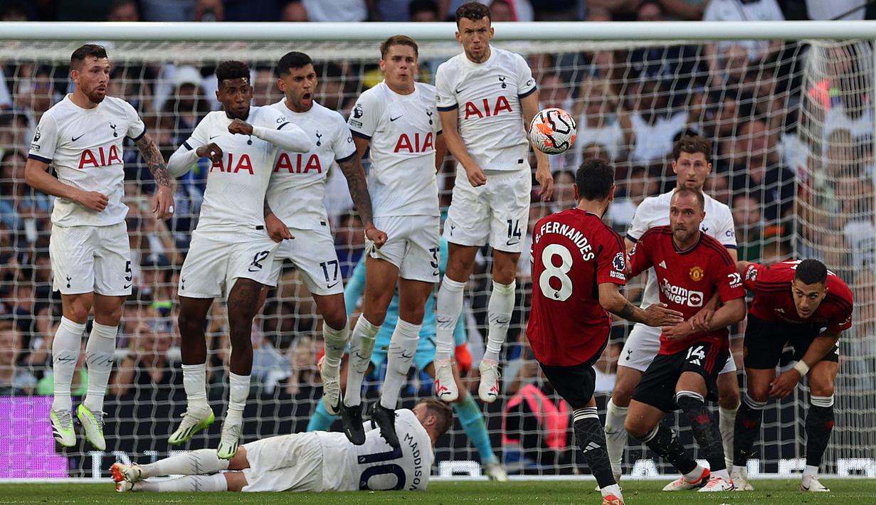 Pemain Manchester United, Bruno Fernandes (8) melakukan tendangan bebas ke arah gawang Tottenham Hotspur pada laga pekan kedua Liga Inggris 2023/2024 di Tottenham Hotspur Stadium, London, Inggris, Minggu (20/08/2023) WIB. (AFP/Adrian Dennis)