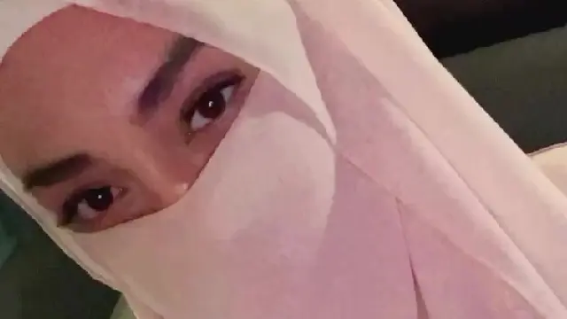 Celine Evangelista Tampil Bercadar saat Umrah (credit: instagram/celine_evangelista/boyhamzah)