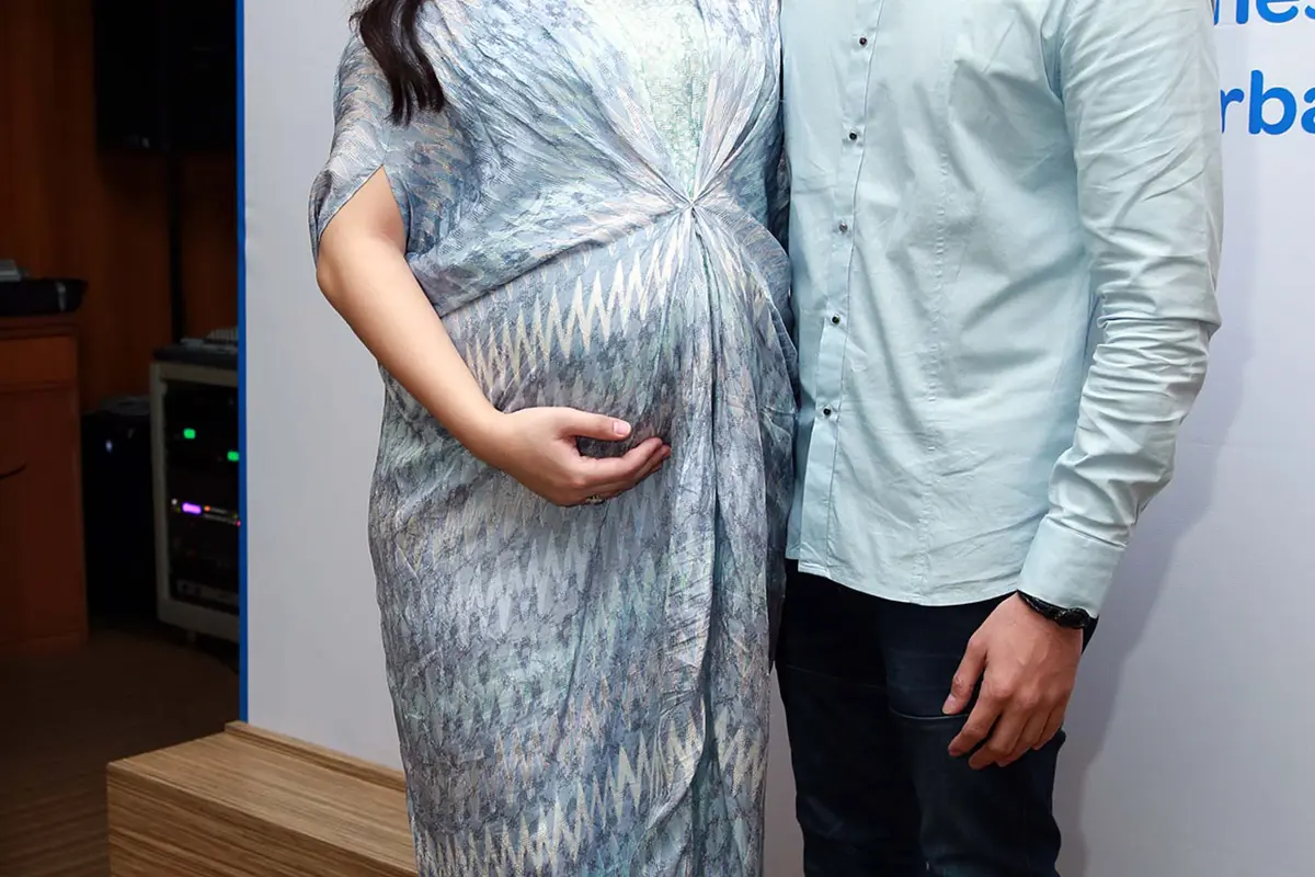 [Bintang] Jonathan Frizzy dan istri