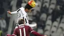 Pemain Juventus Hernanes berduel udara dengan pemain Torino Maxi Lopez dalam lanjutan Liga Italy  Serie A di Stadion Juventus,Turin, Sabtu (31/10/2015). (REUTERS/Giorgio Perottino)