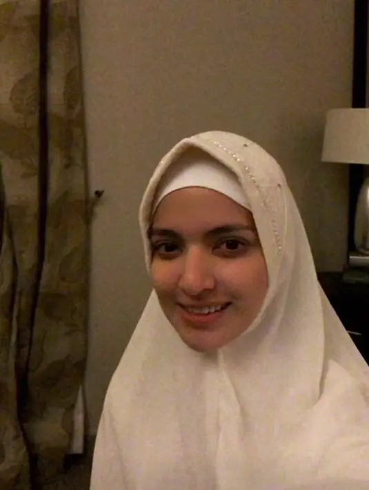 Anggunya Nia Ramadhani saat berhijab selalu sukses tuai atensi. Ibunda Mikhayla ini semakin terlihat menawan dengan hijab menutupi rambutnya. Berbagai komentar positif mendoakan Nia Ramadhani bisa memakai hijab dalam keseharian banyak dituliskan netizen di media sosial. (Liputan6.com/IG/@ramadhaniabakrie)