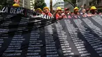 Para penambang Turki turun ke jalan menuntut pemerintah segera menepati janji, Ankara, (16/7/2014). (AFP PHOTO/Adem Altan)