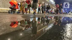 Warga memadati Car Free Night (CFN) pada malam pergantian tahun baru 2023 di kawasan Bundaran Hotel Indonesia, Jakarta, Sabtu (31/12/2022). Banyak warga yang berkumpul merayakan pergantian tahun baru sambil berswafoto, menikmati kuliner, berjalan hingga bersepeda santai. (Liputan6.com/Angga Yuniar)