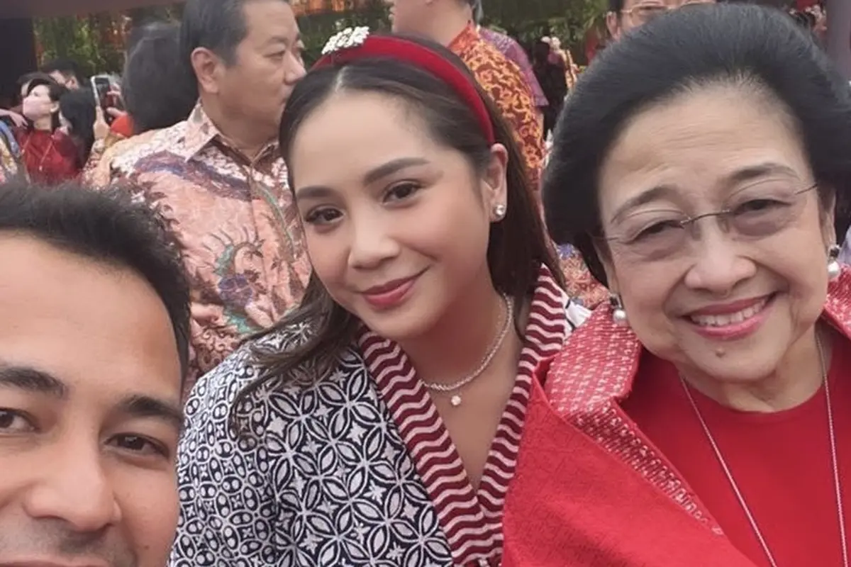 Nagita Slavina Kenakan Bondu Merah saat berfoto dengan Megawati