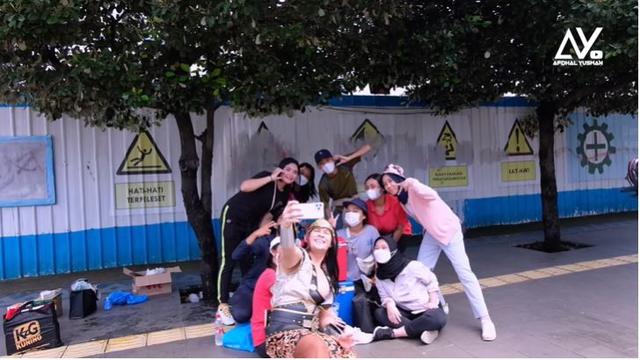 6 Aksi Kocak Afdhal Yusman, Choky Andriano dan Rico Verald Pakai Baju Kolosal di Jalanan