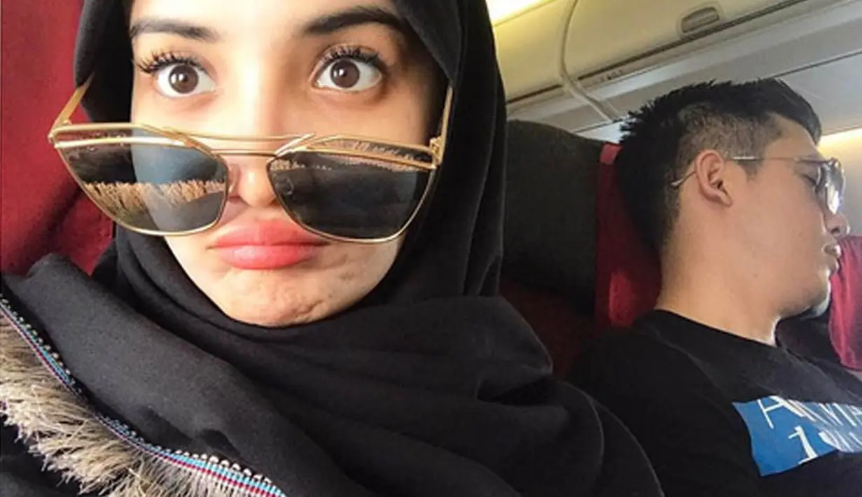 "Aku salah satu orang yang super cuek. Menurut aku tetap harus bersyukur, fitur kayak gini tuh bikin lebih pede saja. Kalau mata kurang tidur dan hitam lumayan lah bisa diterangin sedikit," tutur Zaskia. (Instagram/zaskiasungkar15)