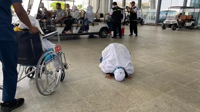 Jemaah haji asal Aceh yang tergabung dalam kelompok terbang (kloter) 1 Embarkasi BTJ telah tiba di Bandara Internasional Amir Mohammed bin Abdul Aziz, Madinah, Rabu (24/5/2023) siang waktu setempat.