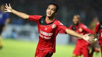 Pemain Semen Padang, Adi Nugroho, merayakan gol yang dicetaknya ke gawang Mitra Kukar dalam final Piala Jenderal Sudirman di Stadion Utama Gelora Bung Karno, Jakarta, Minggu (24/1/2016). (Bola.com/Vitalis Yogi Trisna)