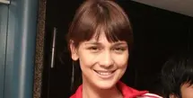 Mengenakan jaket training merah, Luna Maya saat itu masih terlihat muda. Ia pun tampil natural dengan memerlihatkan wajah blasteran yang memesona. Dengan rambut pirang diikat ke belakang lengkap dengan poni depannya. [Dok. Kapanlagi.com]