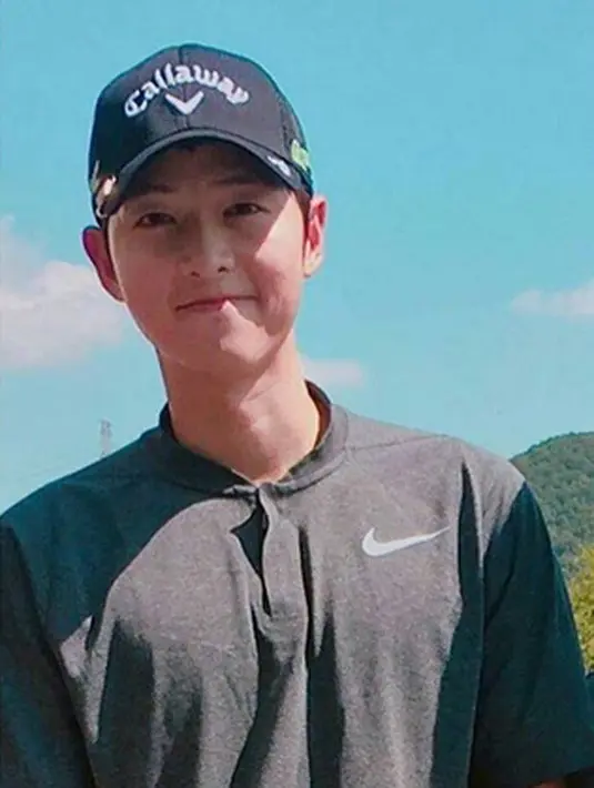 Song Joong Ki yang mengunggah foto di Instagramnya sendiri dengan emoji kue ulang tahun, balon dan kembang api pun dibanjiri ucapan dan doa untuk dirinya dari para penggemar. (Instagram/songjoongkionly)