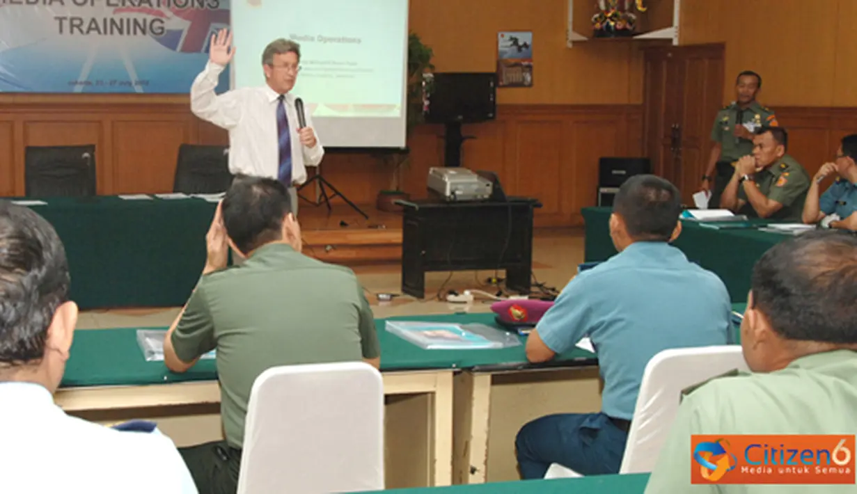 Citizen6, Jakarta: Pelatihan Operasional Media, dihadirkan pula trainers dari Sundhurst Royal Military Academy Inggris yaitu Mr. Ronald Leonardo Mc Court dan Mr Simon Patric Taylor. (Pengirim: Badarudin Bakri).