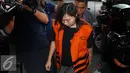NG Fenny saat akan masuk gedung KPK untuk menjalani pemeriksaan lanjutan terkait dugaan penyuapan Hakim MK, Patrialis Akbar, Jakarta, Senin (30/1). Pemeriksaan ini merupakan pemeriksaan perdana NG Fenny. (Liputan6.com/Helmi Fithriansyah)