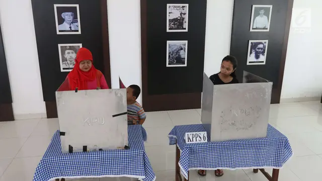 Warga Mencoblos pikada kota tangerang di Museum Juang Taruna