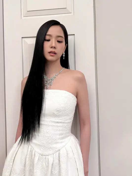 Penampilan Jisoo BLACKPINK terlihat mahal berkat perhiasan dari Cartier meski kenakan dress yang super simple. [@sooyaaa__]