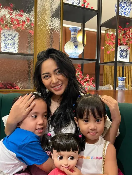 Sebagai orang tua tunggal, apalagi masih muda, tentu saja Rachel Vennya juga punya kehidupannya sendiri. (instagram.com/rachelvennya)