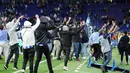 Suporter Espanyol bereaksi menyerbu lapangan atas kemenangan Barcelona setelah laga tandang pekan ke-34 La Liga 2022/2023 di RCDE Stadium, Senin (15/5/2023) dini hari WIB. (Photo by Lluis GENE / AFP)