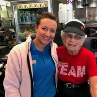 Di usianya yang sudah menginjak 94 tahun, nenek ini masih tercatat sebagai pegawai di sebuah restoran cepat saji. (Katie Kenworthy/McDonalds Evansville)