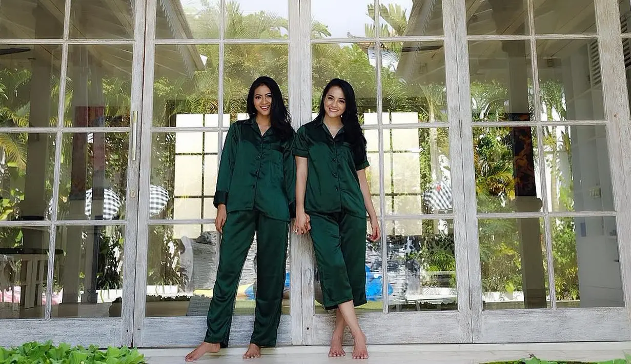Untuk yang satu ini, Ririn dan Rini juga kompak banget memakai piyama berwarna hijau. Rambut panjang keduanya pun dibiarkan terurai begitu saja dan pastinya semakin membuatnya terlihat cantik. (Instagram/ririnekawati)