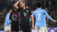 Striker Bayern Munchen, Harry Kane, tak berkutik saat takluk 0-1 dari Lazio pada laga leg pertama 16 besar Liga Champions musim ini di Stadio Olimpico, Roma, Kamis (15/2/2024) dini hari WIB. (AFP/Alberto PIZZOLI)