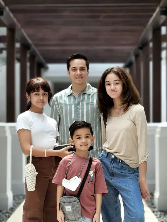 Tidak hanya penampilannya yang kerap dipuji awet muda, tapi juga penampilan putrinya yang berparas cantik. Bahkan, tidak sedikit yang menyebut ayah dan anak itu seperti kakak-adik. [Instagram/rio.stokhorst]