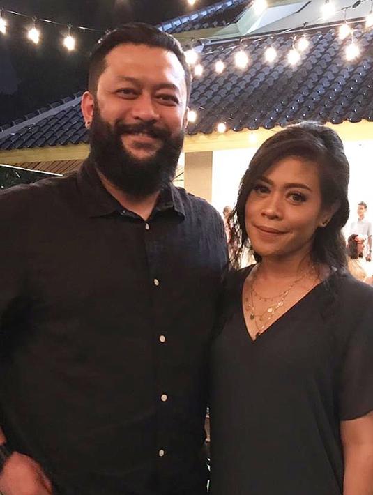 Kikan Namara juga menikah dengan manajernya sendiri yang ternyata berwarganegara Malaysia. Mereka melangsungkan pernikahan pada 20 Desember 2015 silam. (Liputan6.com/IG/@kikankikan)