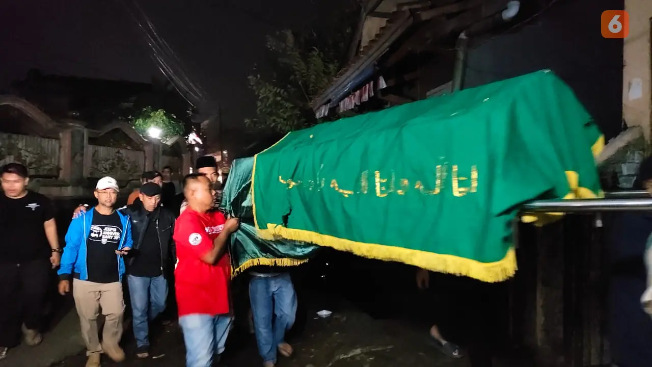 Pemakaman seorang relawan yang meninggal dalam perjalanan membantu warga terdampak bencana di Sukabumi (Liputan6.com/Istimewa).