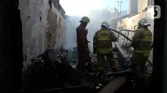 Petugas pemadam kebakaran melakukan pendinginan usai kebakaran melanda pemukiman padat penduduk di kawasan Peninggaran Timur, Kebayoran Lama, Jakarta, Senin (27/1/2019). Kebakaran menewaskan satu orang pria akibat terjebak dalam kamar. (Liputan6.com/Johan Tallo)