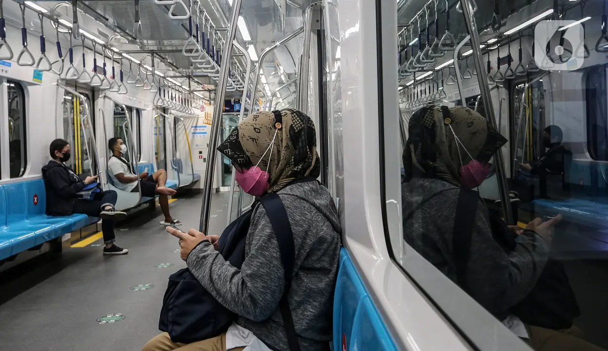 Penumpang berada di dalam kereta Moda Raya Terpadu (MRT) di Stasiun MRT, kawasan Jakarta, Senin (15/2/2021). Selama Pemberlakuan Pembatasan Kegiatan Masyarakat (PPKM) Berbasis Mikro mulai 11 Februari 2021 jadwal operasional MRT mengalami penyesuaian. (Liputan6.com/Johan Tallo)