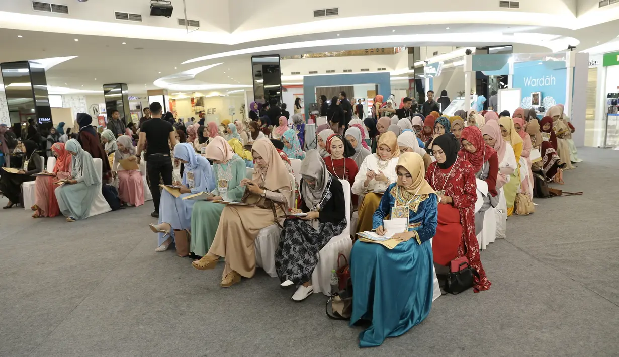 Di lantai 3 FX Mall Sudirman, Senayan, Jakarta Pusat, Minggu (16/4/2017), audisi Puteri Muslimah Indonesia 2017 berlangsung. Sejak pagi ratusan wanita berhijab sudah memadati tempat audisi. (Galih W. Satria/Bintang.com)