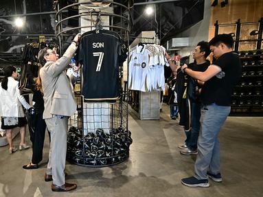 Sejumlah fans Los Angeles FC tengah berburu jersey pemain baru mereka, Son Heung-min di toko ofisial yang terletak di BMO Stadium, Los Angeles, Amerika, Rabu (06/08/2025). (AFP/Frederic J. Brown)