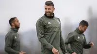 Bek Juventus, Andrea Barzagli, saat latihan jelang laga Liga Champions di Vinovo, Turin, Senin (2/4/2018). Juventus akan berhadapan dengan Real Madrid. (AFP/Marco Bertorello)