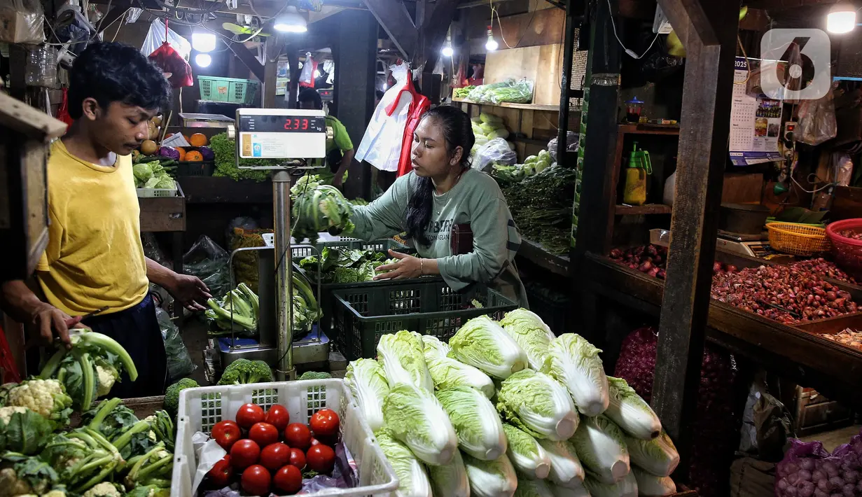 Warga berbelanja bahan kebutuhan pangan di Pasar Senen, Jakarta, Selasa (21/1/2025). (Liputan6.com/Angga Yuniar)