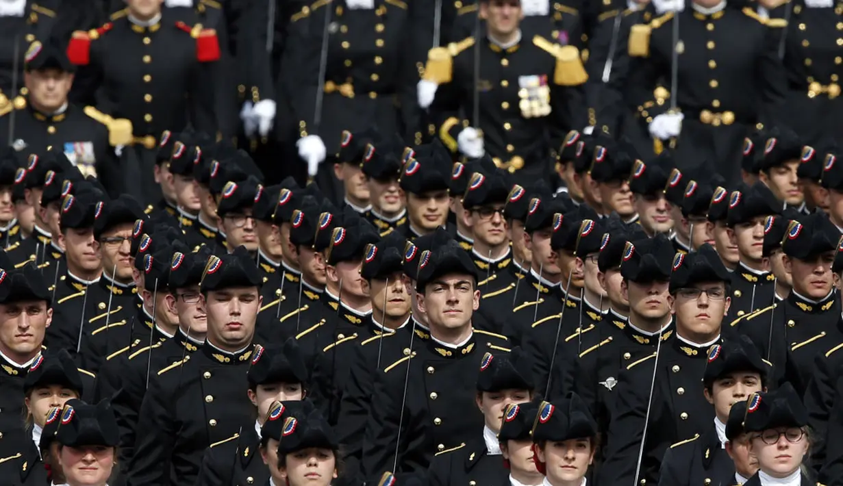 Upacara peringatan Bastile Days 2014 di jalan Champs Elysees, Paris, (14/7/2014), juga diikuti ratusan Siswa dari sekolah Ecole Polytechnique. (REUTERS/Benoit Tessier)
