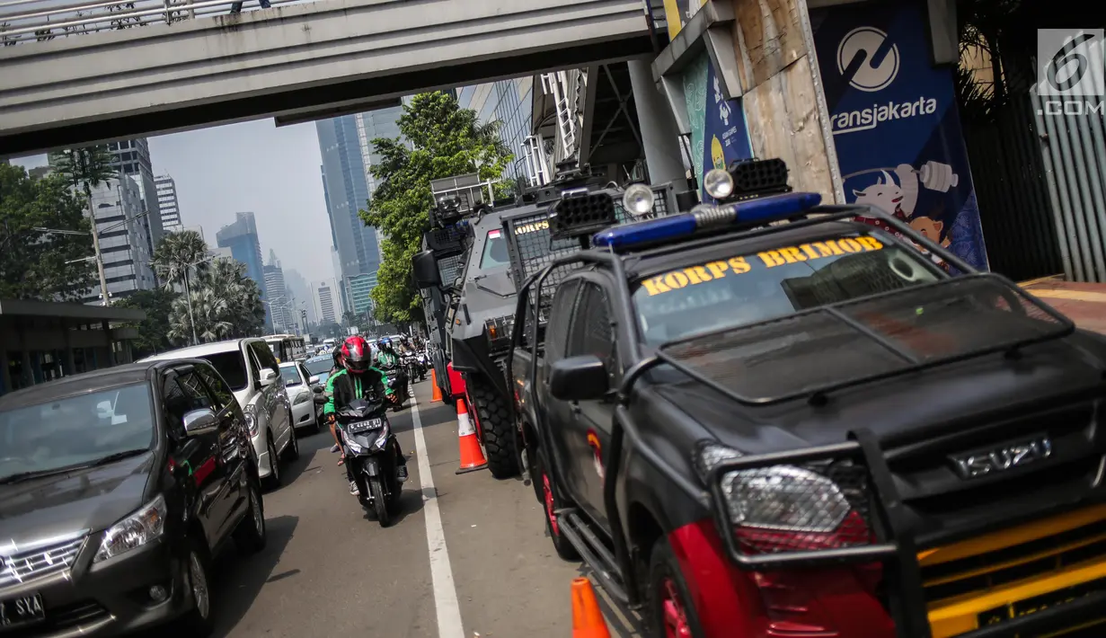 Kendaraan taktis disiagakan di depan kantor Badan Pengawas Pemilu (Bawaslu) RI, Jakarta, Selasa (21/5/2019). Aparat kepolisian memperketat penjagaan gedung Bawaslu untuk aksi 22 Mei atau setelah penetapan hasil rekapitulasi suara Pemilu 2019 oleh KPU. (Liputan6.com/Faizal Fanani)