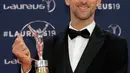 Petenis Serbia, Novak Djokovic berpose dengan trofi World Sportsman of the Year dalam ajang Laureus World Sports Awards 2019 di Monako, Senin (18/2). Djokovic mengalahkan Kylian Mbappe, LeBron James, Luka Modric dan Lewis Hamilton. (AP/Claude Paris)