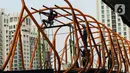 Pekerja menyelesaikan pembangunan jembatan penyeberangan orang (skywalk) di kawasan Kebayoran Lama, Jakarta, Rabu (2/11/2022). Pengerjaan skywalk sepanjang 500 meter dengan desain cahaya artistik dan dilengkapi fasilitas lift nantinya mengintegrasikan Stasiun Kebayoran dengan Halte Transjakarta Koridor 8 dan Koridor 13. (Liputan6.com/Herman Zakharia)