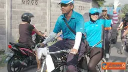 Citizen6, Surabaya: Dankobangdikal didampingi istri beserta 100 orang Pejabat Kobangdikal lainnya bersepeda santai bersama melintasi Selat Madura, Selasa (19/4). (Pengirim: Penerangan Kobangdikal)
