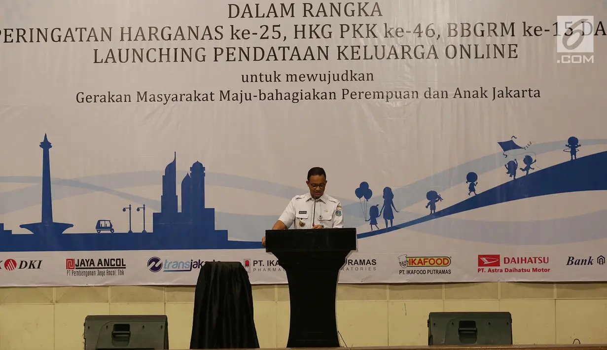 Gubernur DKI Anies Baswedan memberikan sambutan usai peluncuran Pendataan Keluarga Online di Jakarta, Rabu (26/9). Peluncuran aplikasi tersebut untuk mewujudkan gerakan masyarakat maju-bahagiakan perempuan dan anak Jakarta. (Merdeka.com/Imam Buhori)