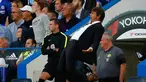 Manajer Chelsea, Antonio Conte saat memberi arahan kepada anak asuhnya dalam Liga Primer Inggris melawan West Ham United di Stadion Stamford Bridge, Senin (15/8). Chelsea keluar sebagai pemenang dengan skor 2-1. (REUTERS/ Eddie Keogh)