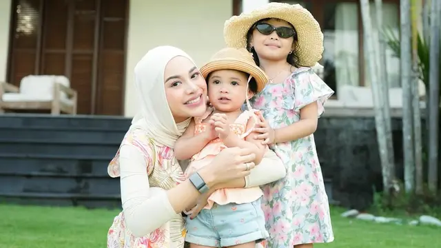 6 Gaya Liburan Aurel Hermansyah di Bali, Dress Bunga dan Sandal Jepit Tetap Kece