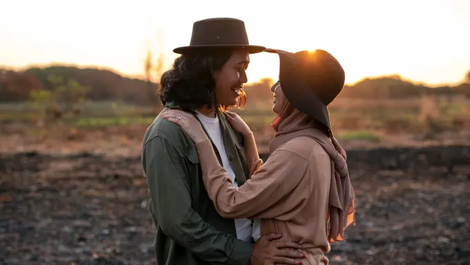 couple romantis bahagia