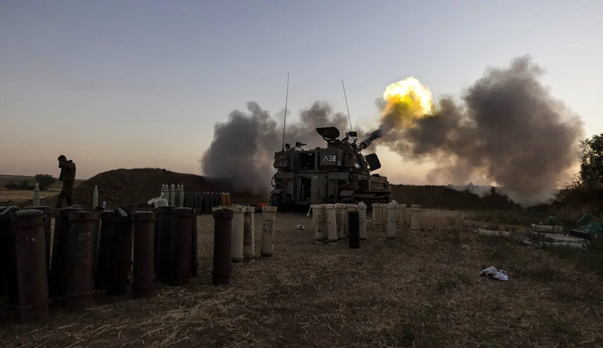 Unit artileri Israel menembakkan peluru ke arah sasaran di Jalur Gaza di perbatasan Gaza-Israel, Rabu (19/5/2021). Jumlah penduduk Jalur Gaza yang tewas akibat serangan Israel sampai saat ini mencapai 228 orang. (AP Photo/Tsafrir Abayov)