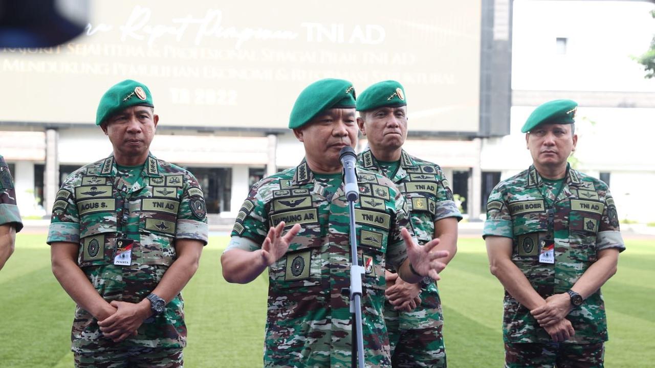 Kepala Staf Angkatan Darat (Kasad) Jenderal TNI Dudung Abdurachman menampilkan tampilan baru loreng seragam TNI AD. (Photo credit : TNI Angkatan Darat/tniad.mil.id)